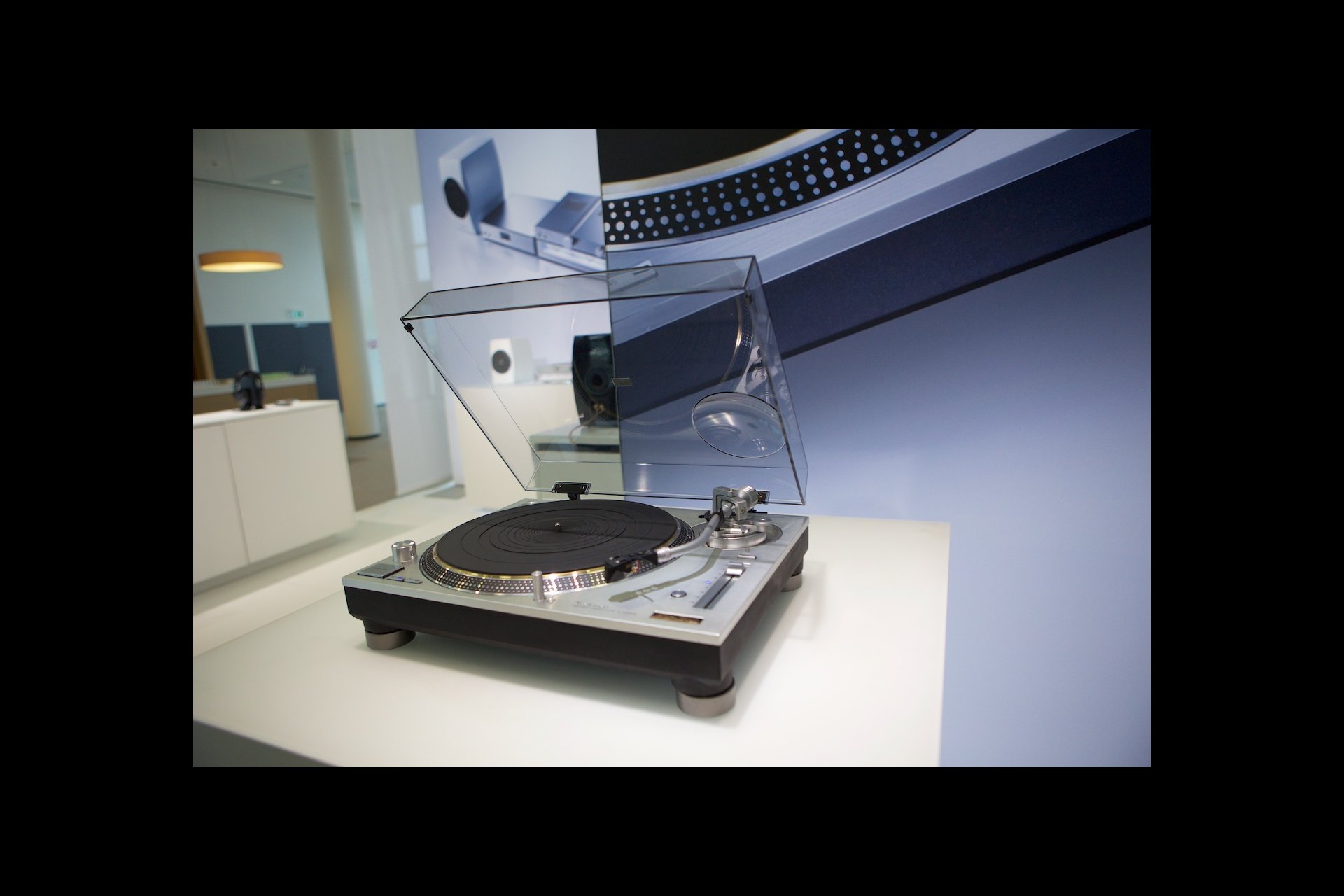 Bereits an der IFA angekündigt, konnte nun ein fertiges Produkt gezeigt werden: Mit dem SL-1200G bringt Technics (gehört zum Panasonic-Konzern) eine Legende zurück.